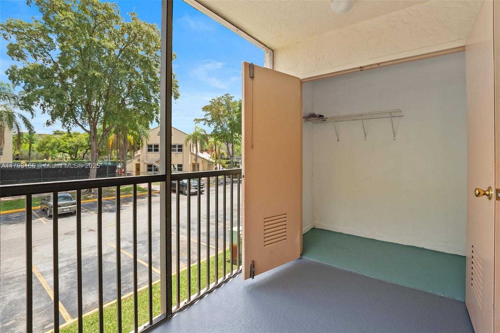Small Image of 8373 LAKE DR #201, Doral Number 25
