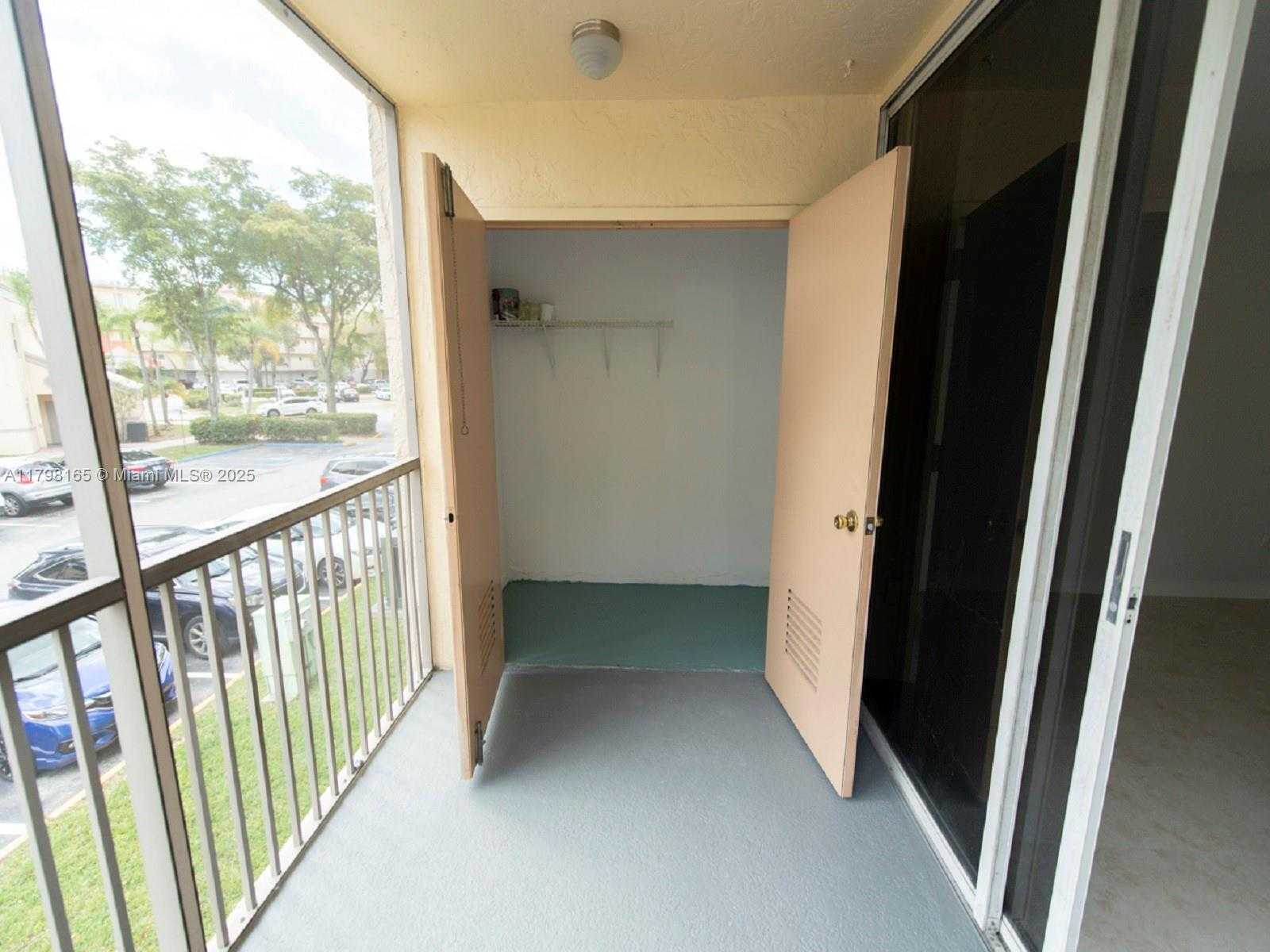 Small Image of 8373 LAKE DR #201, Doral Number 35