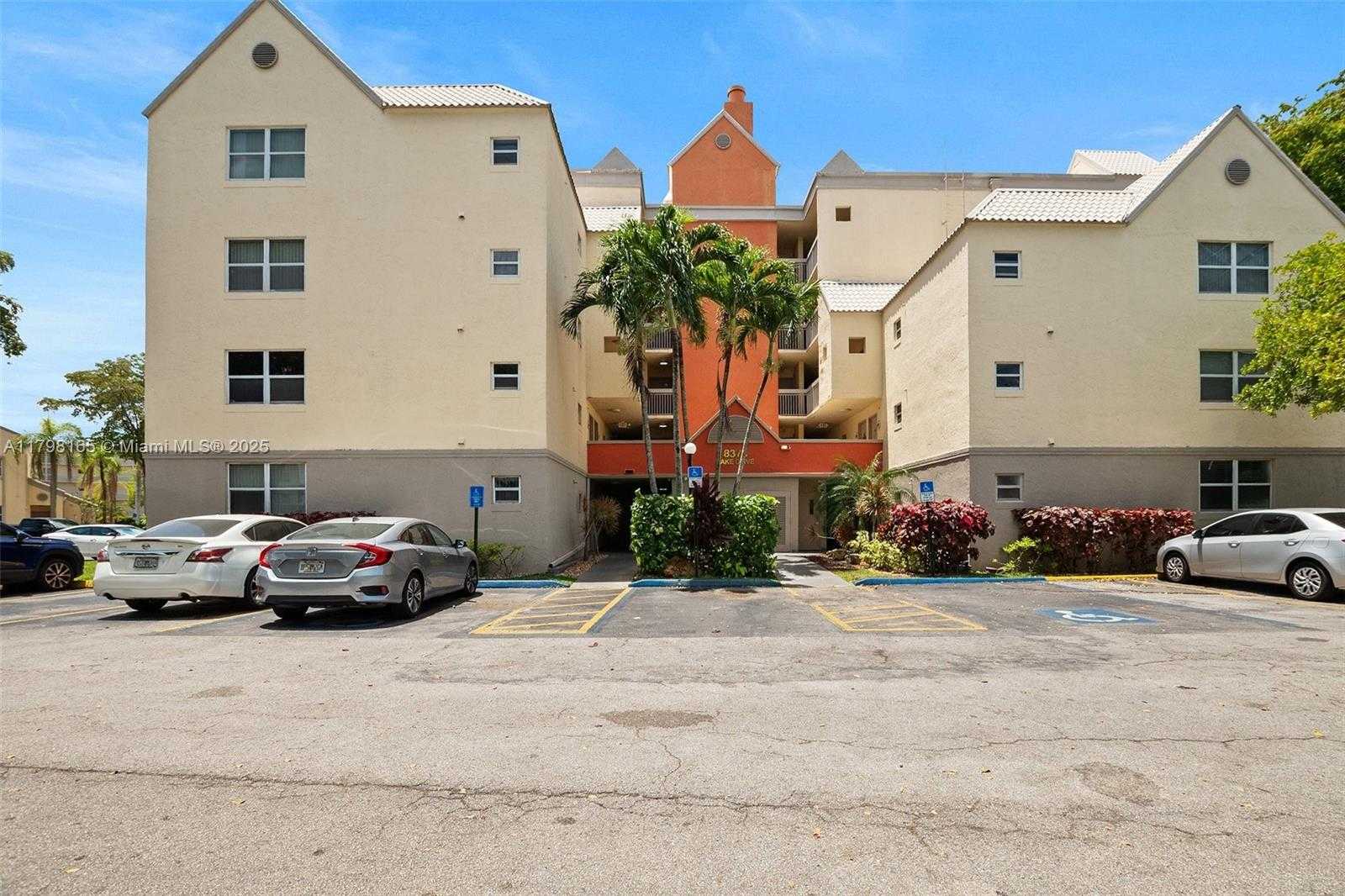 Small Image of 8373 LAKE DR #201, Doral Number 37