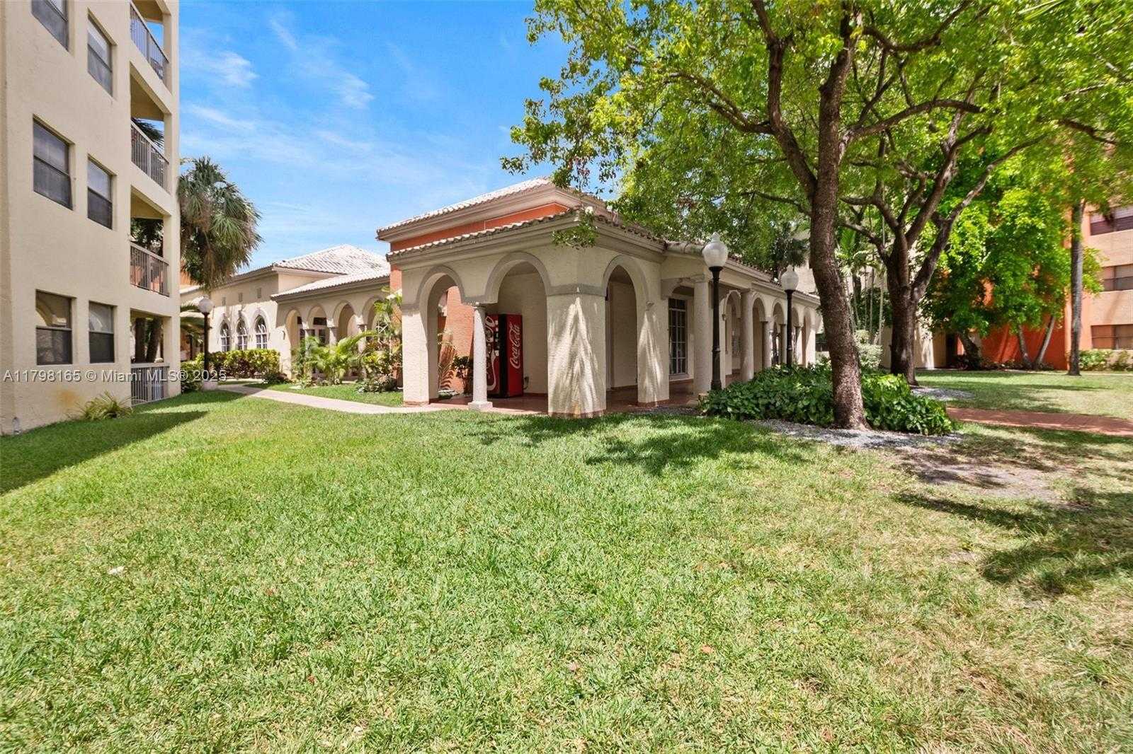 Small Image of 8373 LAKE DR #201, Doral Number 38