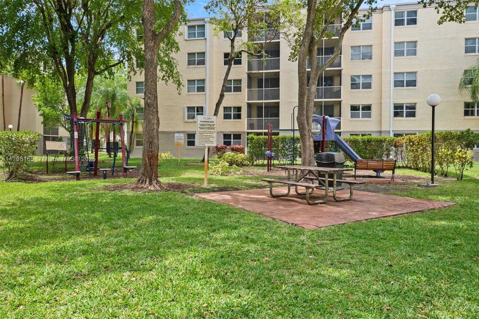 Small Image of 8373 LAKE DR #201, Doral Number 40