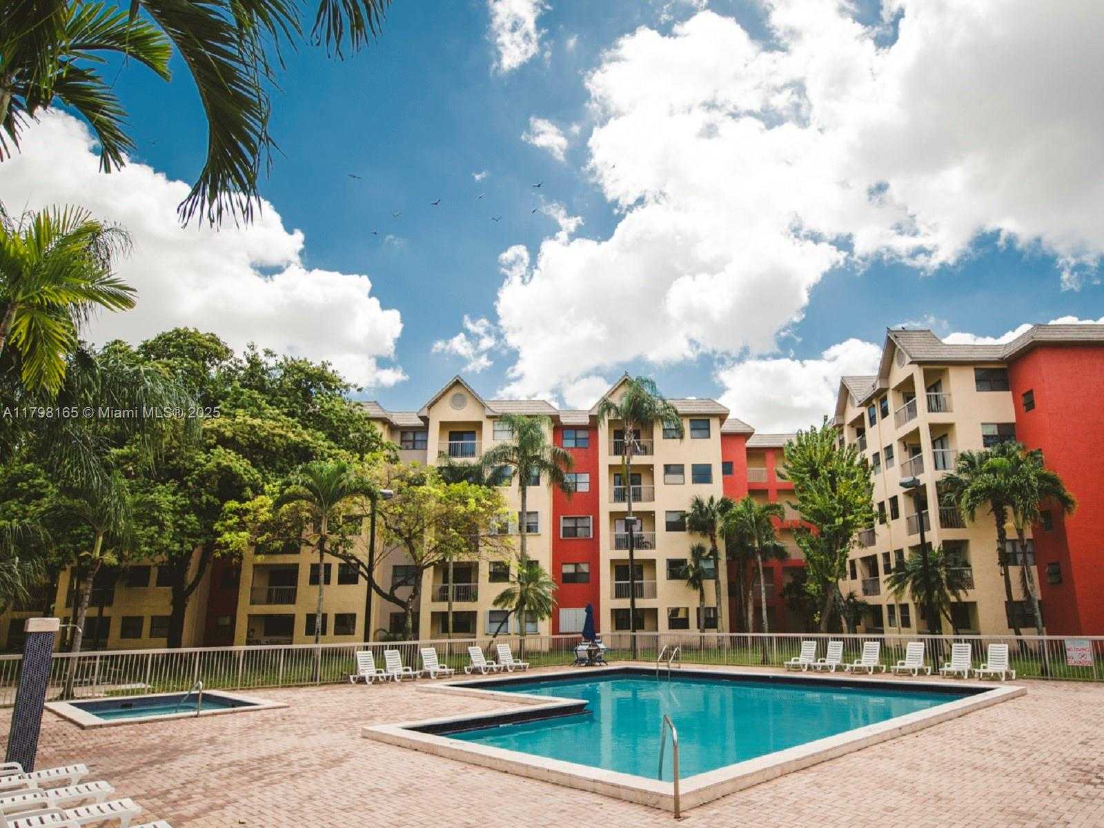 Small Image of 8373 LAKE DR #201, Doral Number 42