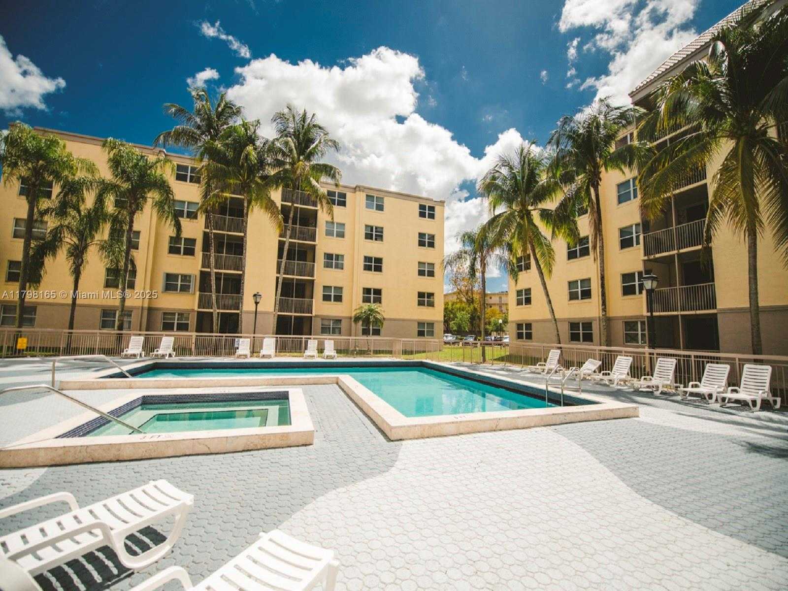 Small Image of 8373 LAKE DR #201, Doral Number 43