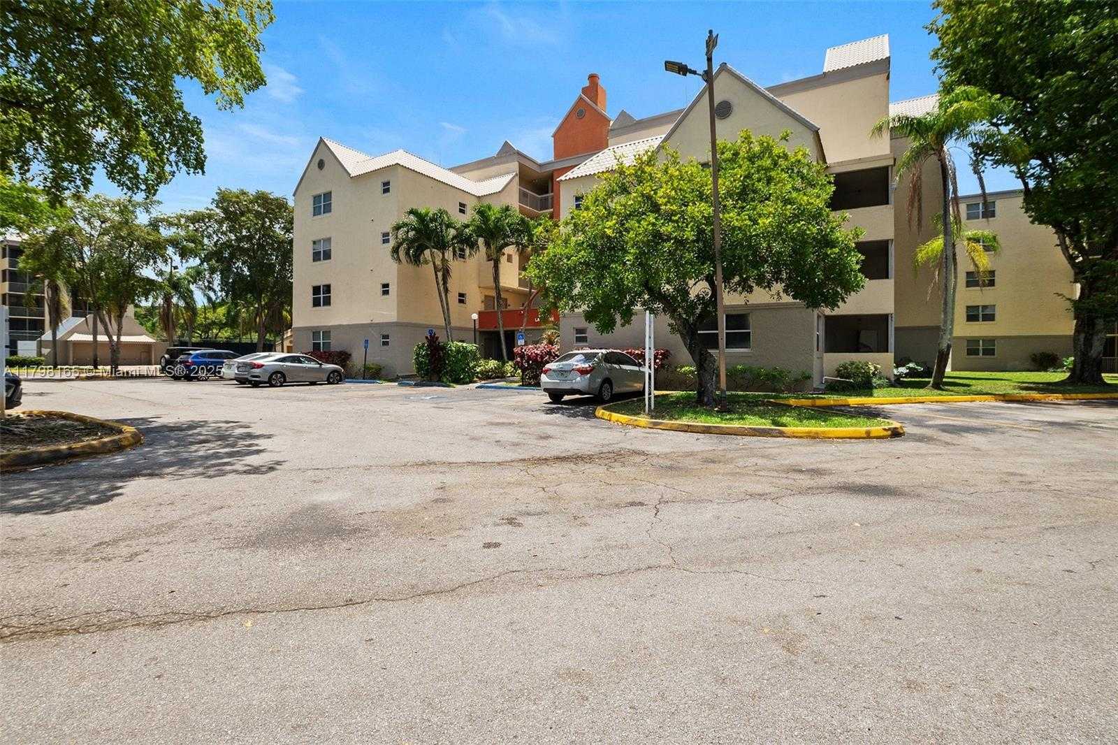 Small Image of 8373 LAKE DR #201, Doral Number 49