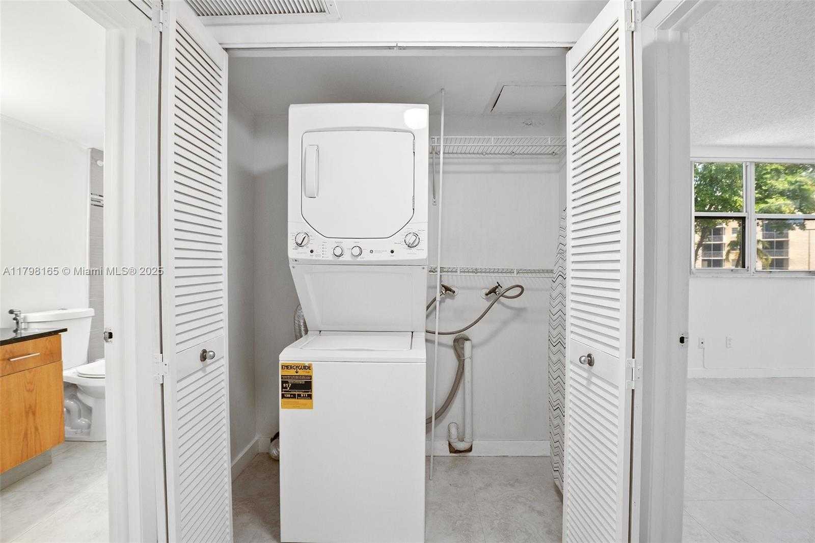 Small Image of 8373 LAKE DR #201, Doral Number 6