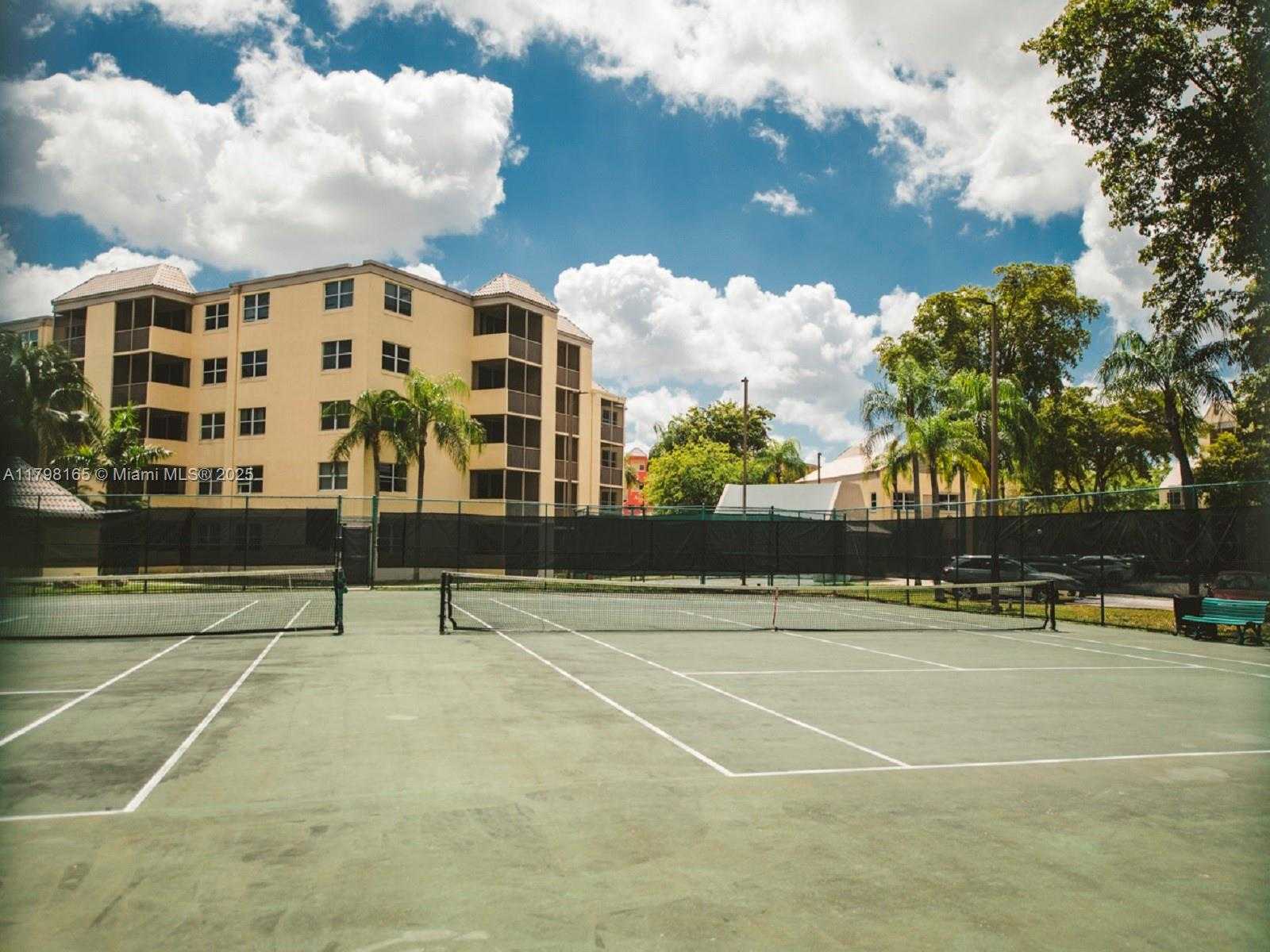 Small Image of 8373 LAKE DR #201, Doral Number 7