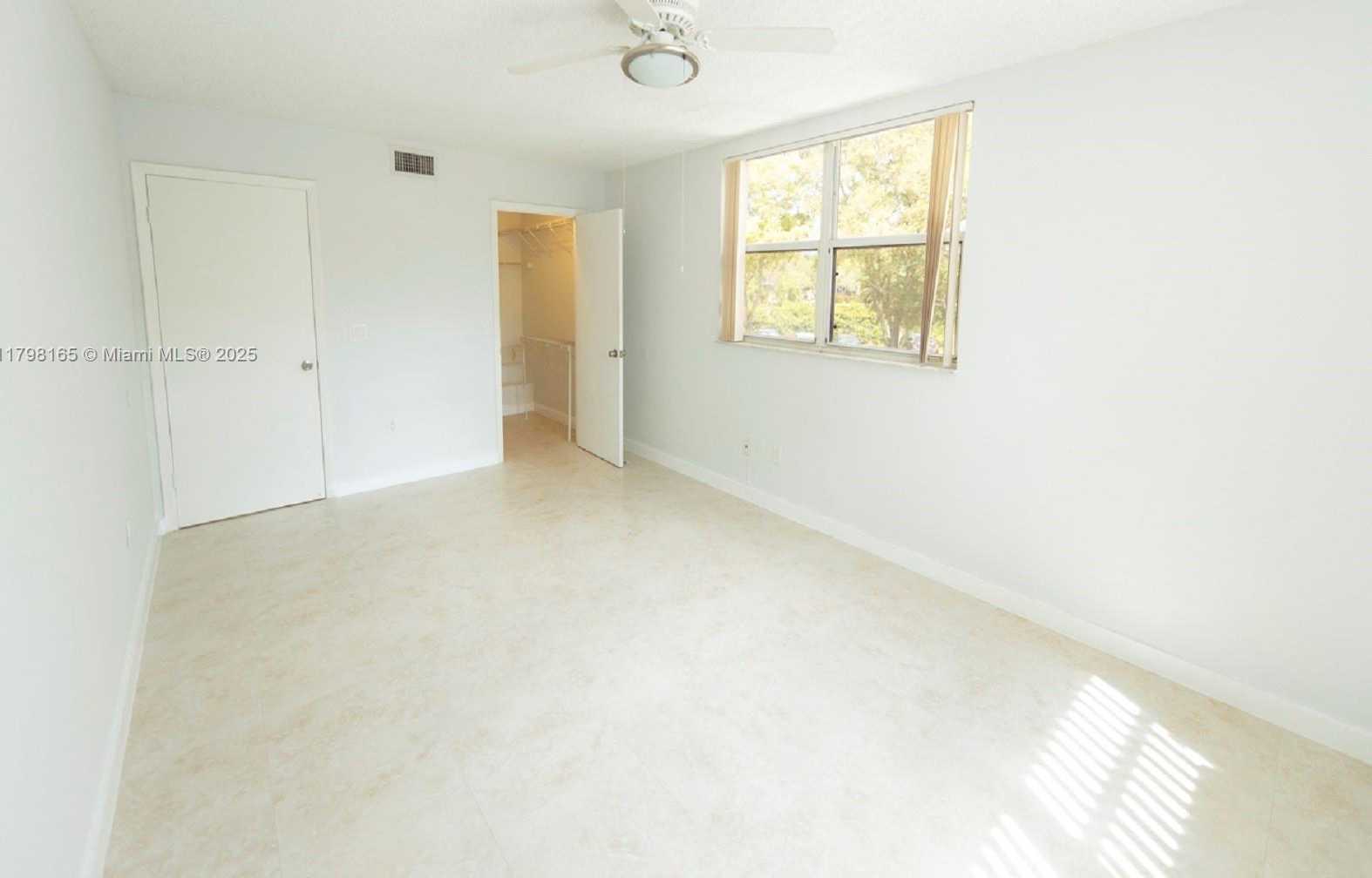 Small Image of 8373 LAKE DR #201, Doral Number 9