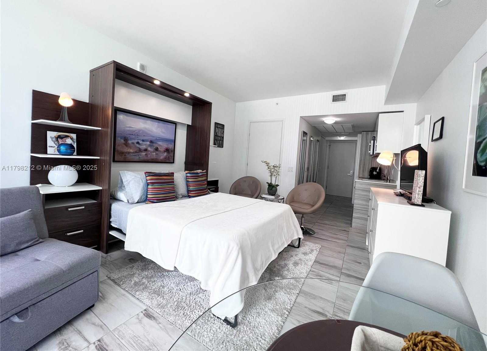Small Image of 1300 BRICKELL BAY DR #1813, Miami Number 15