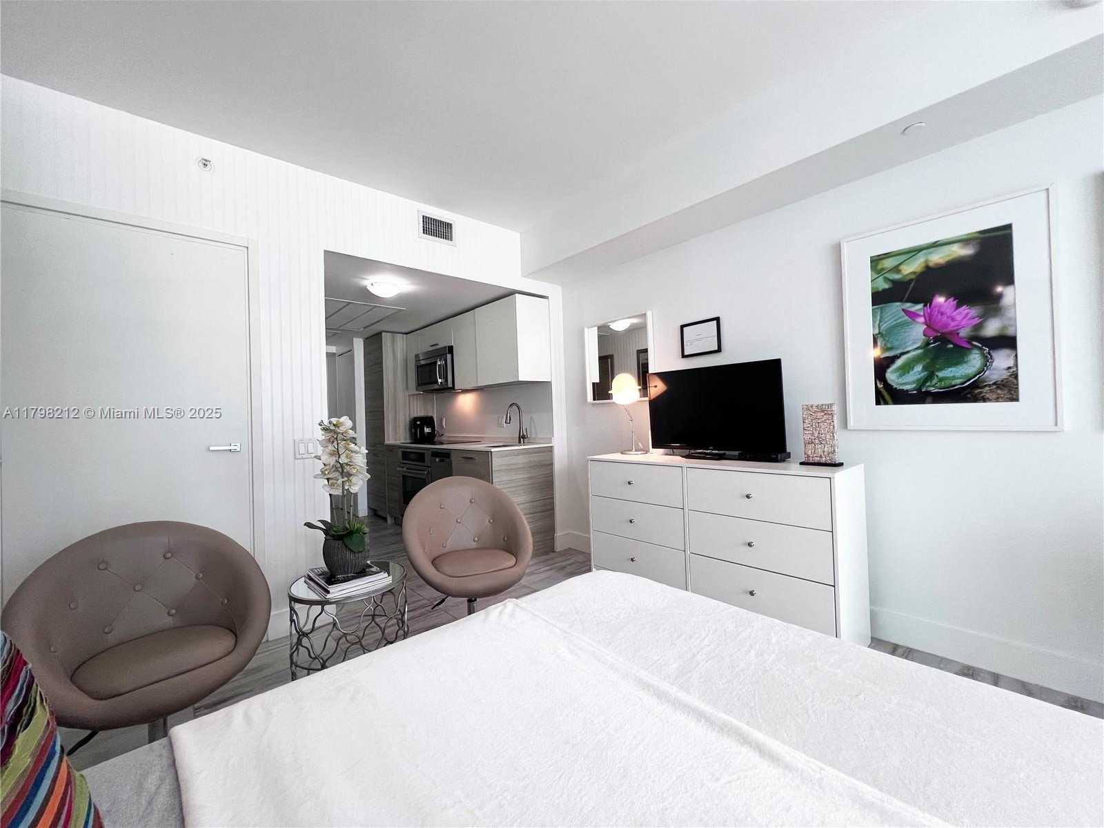 Small Image of 1300 BRICKELL BAY DR #1813, Miami Number 17