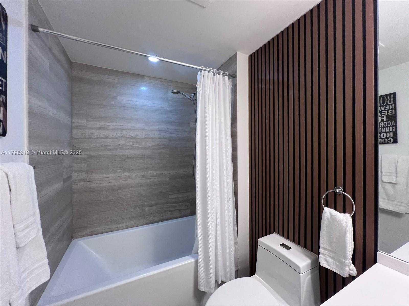 Small Image of 1300 BRICKELL BAY DR #1813, Miami Number 22