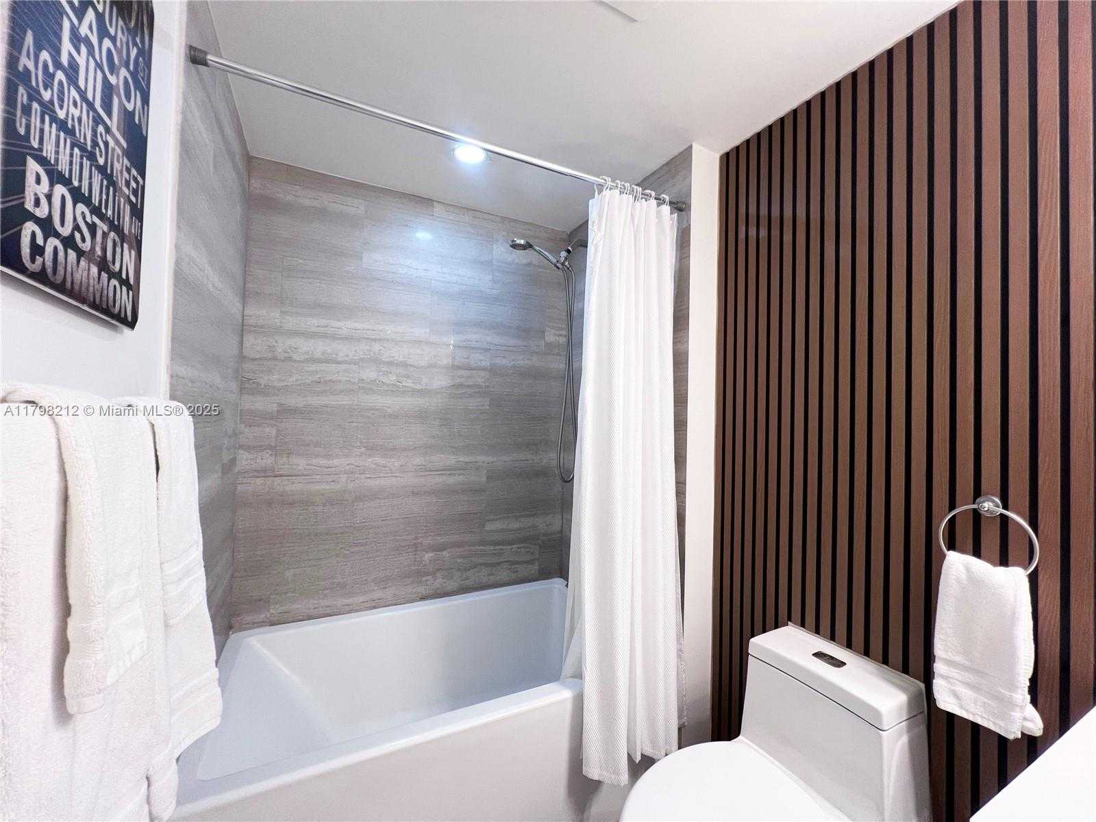 Small Image of 1300 BRICKELL BAY DR #1813, Miami Number 23
