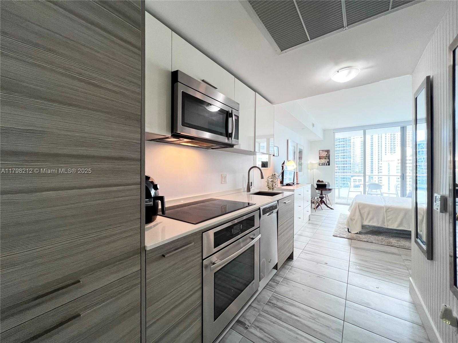 Small Image of 1300 BRICKELL BAY DR #1813, Miami Number 4