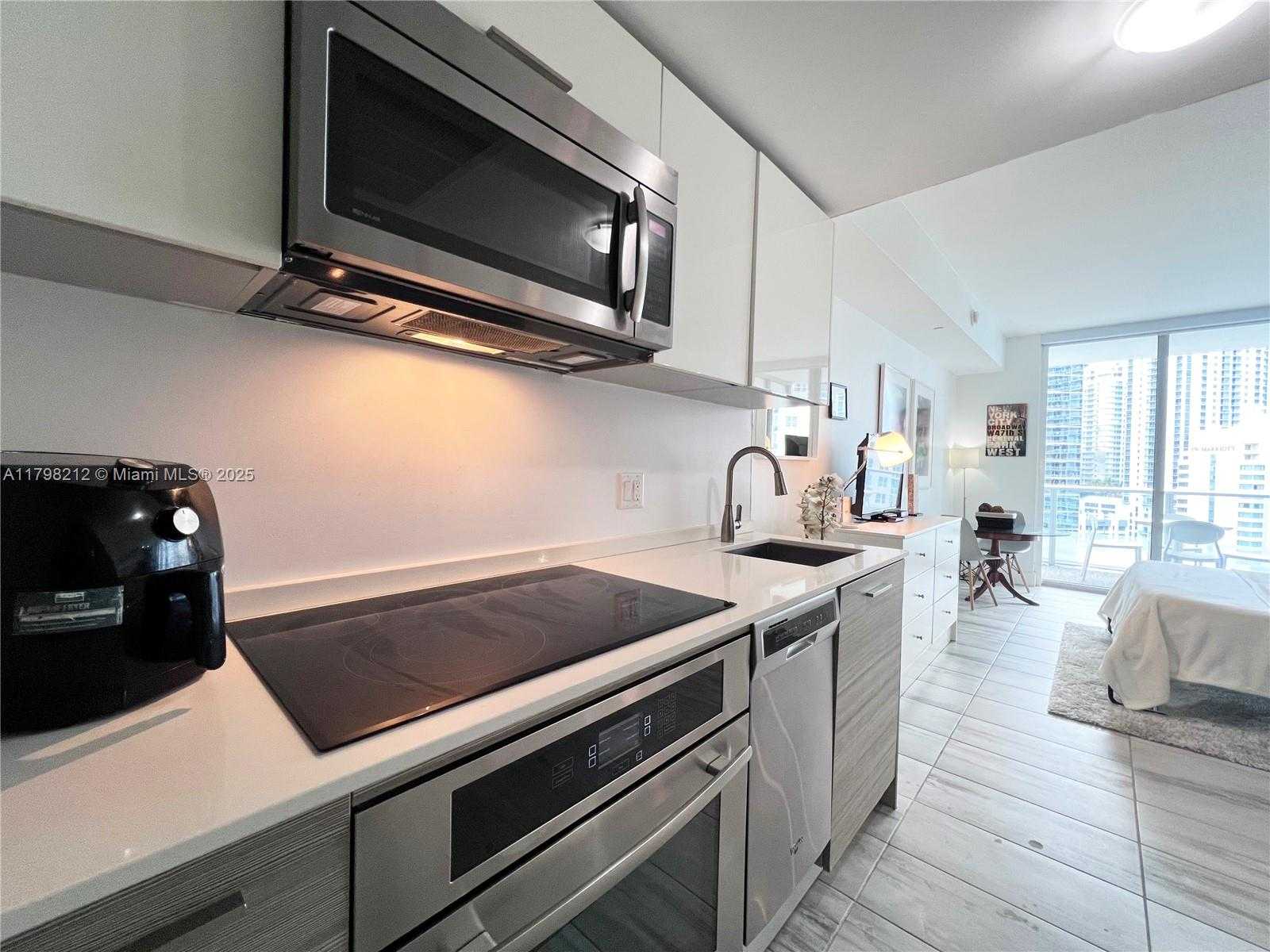 Small Image of 1300 BRICKELL BAY DR #1813, Miami Number 5