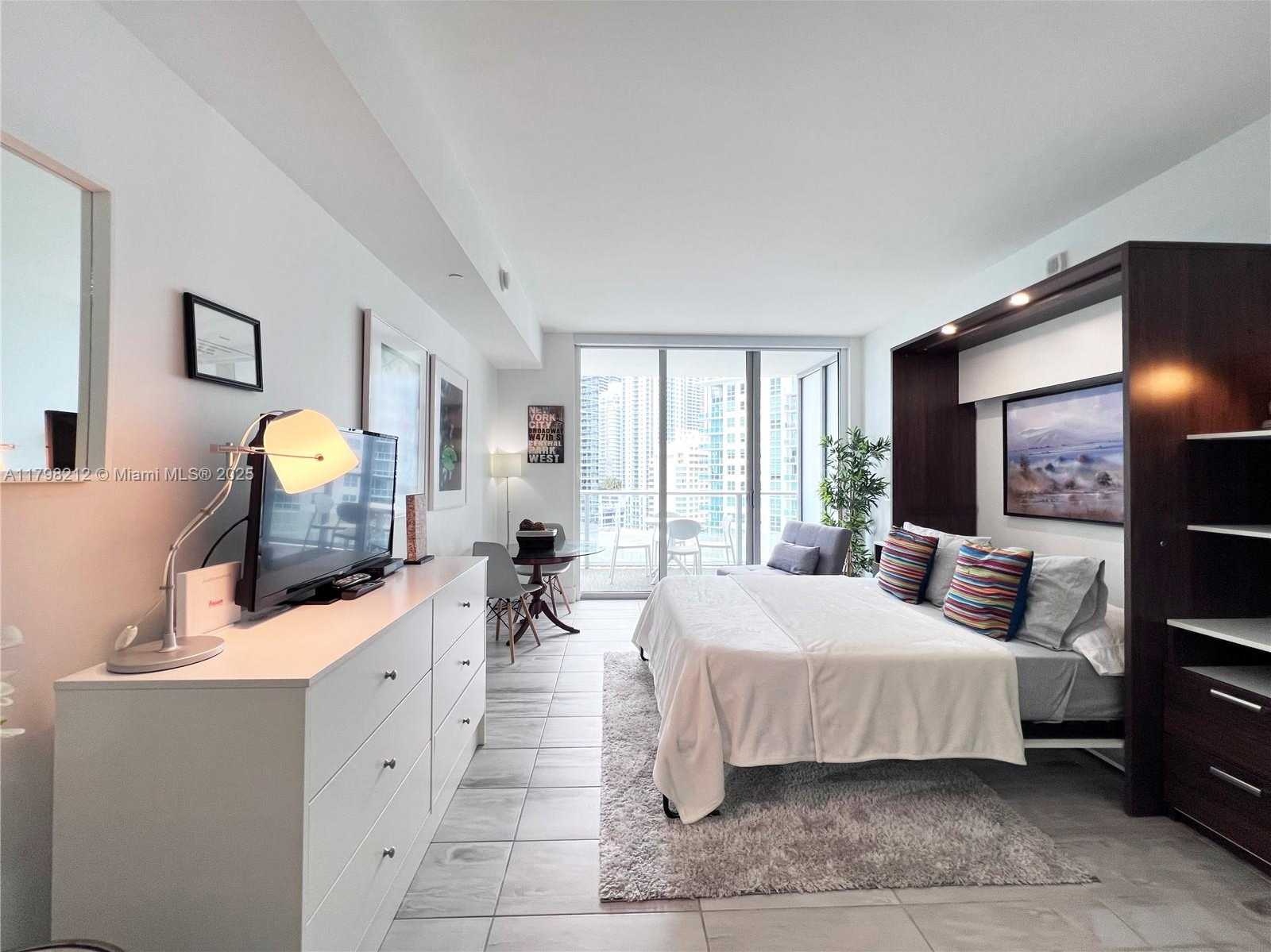 Small Image of 1300 BRICKELL BAY DR #1813, Miami Number 8