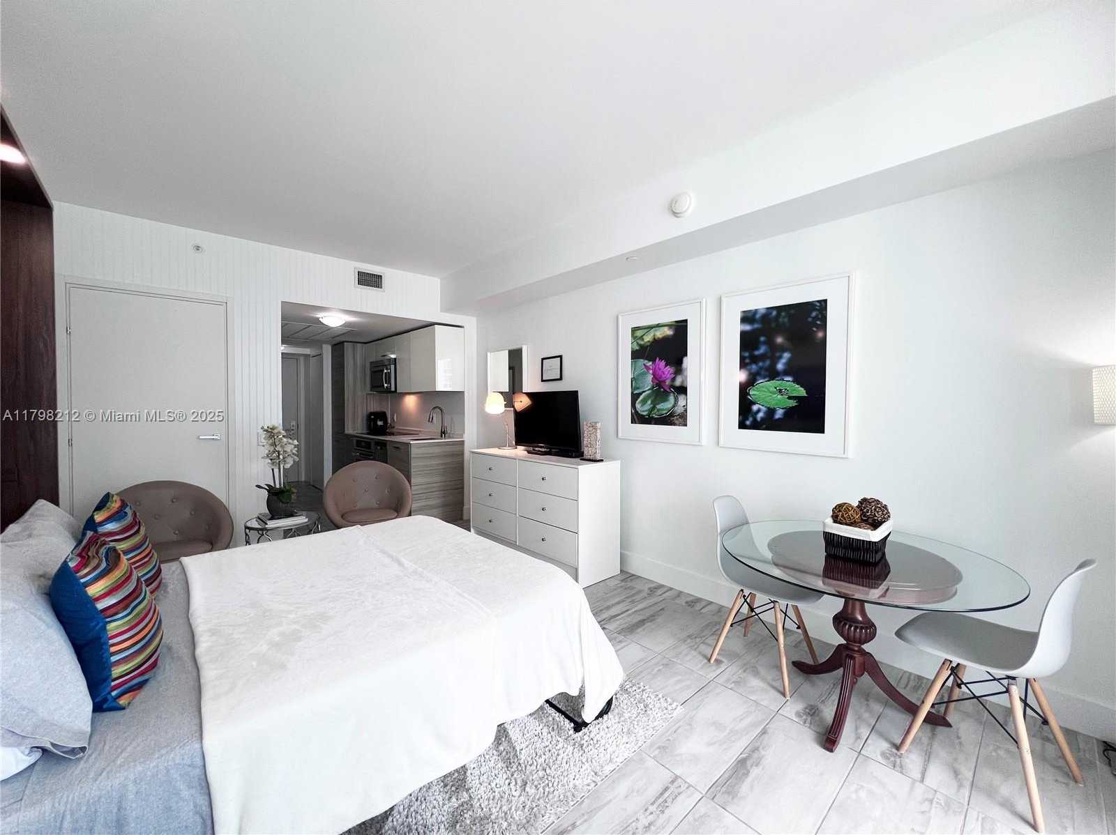 Small Image of 1300 BRICKELL BAY DR #1813, Miami Number 9