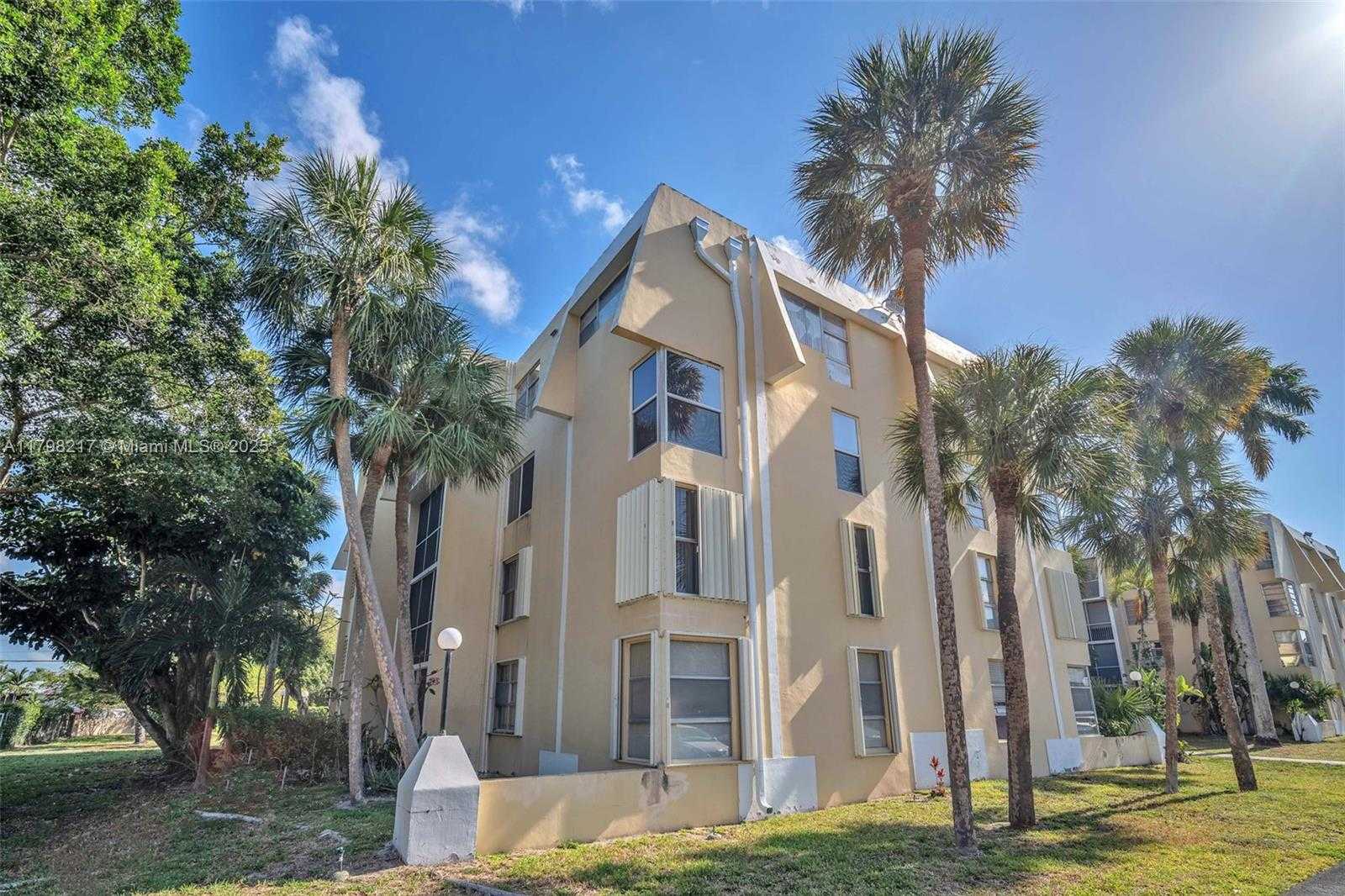 Small Image of 940 NORTH EAST 199TH ST #1M, Miami Number 19