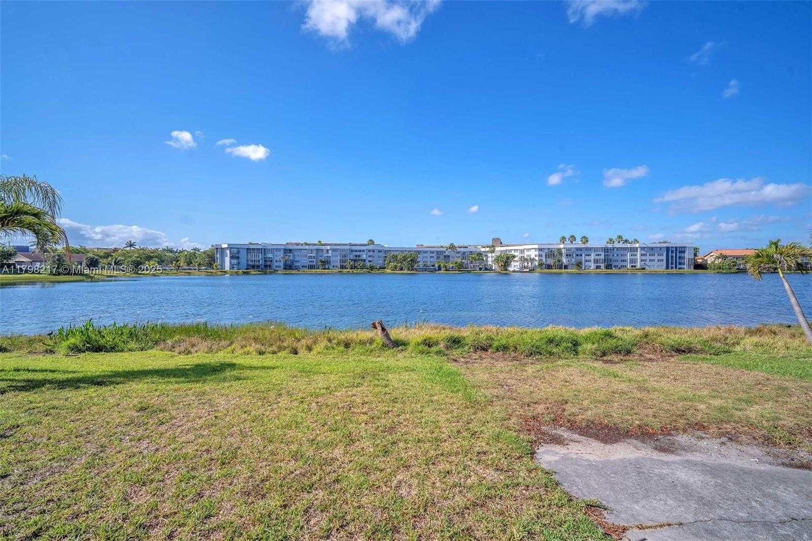 Small Image of 940 NORTH EAST 199TH ST #1M, Miami Number 22