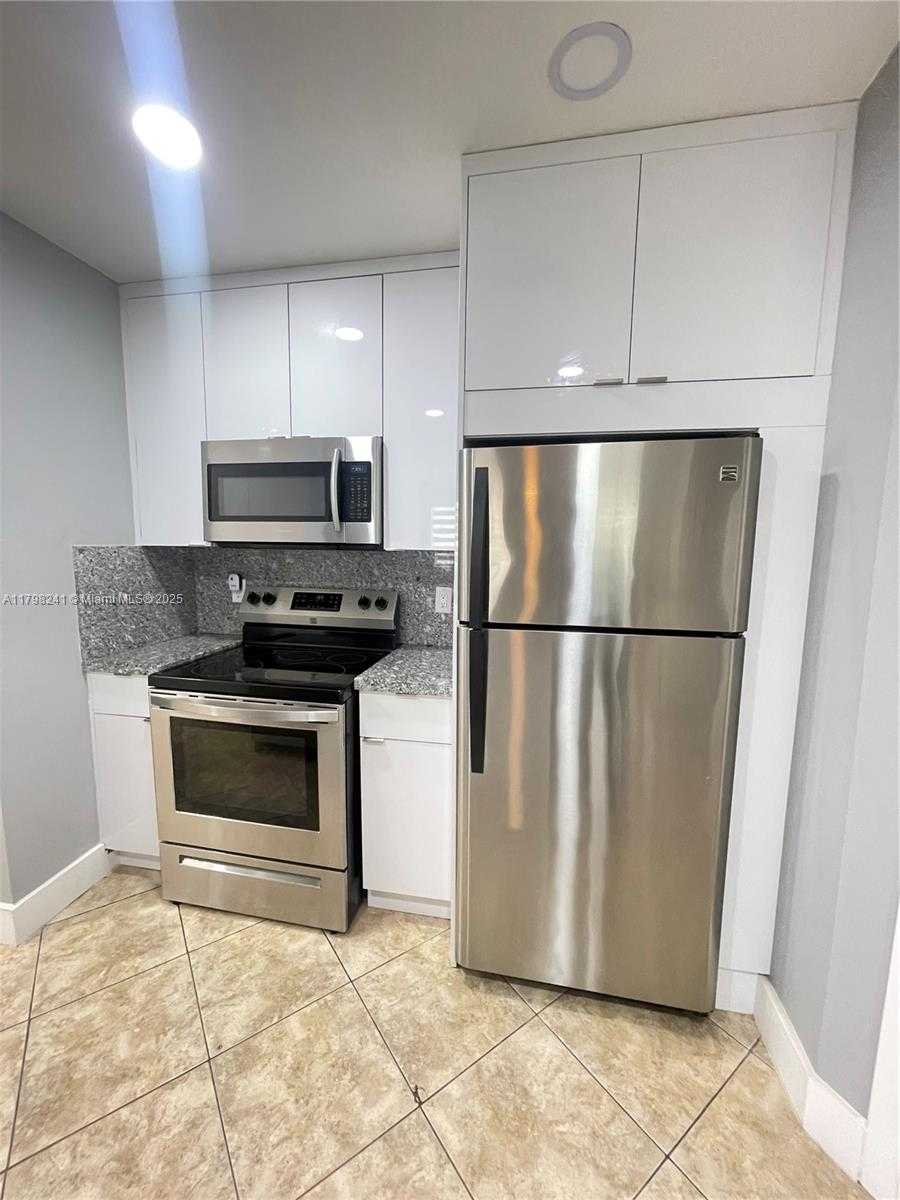 Small Image of 18310 NORTH WEST 68TH AVE #D, Hialeah Number 10