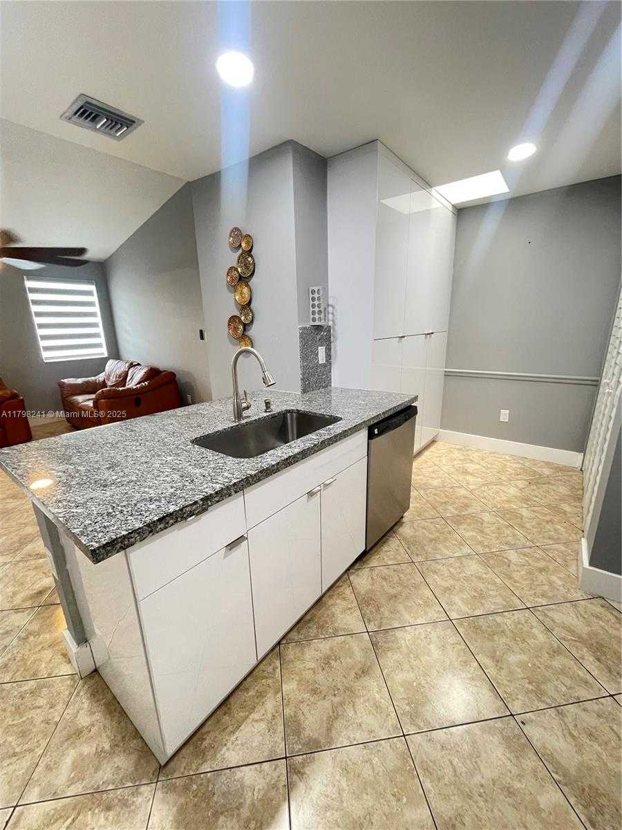 Small Image of 18310 NORTH WEST 68TH AVE #D, Hialeah Number 11