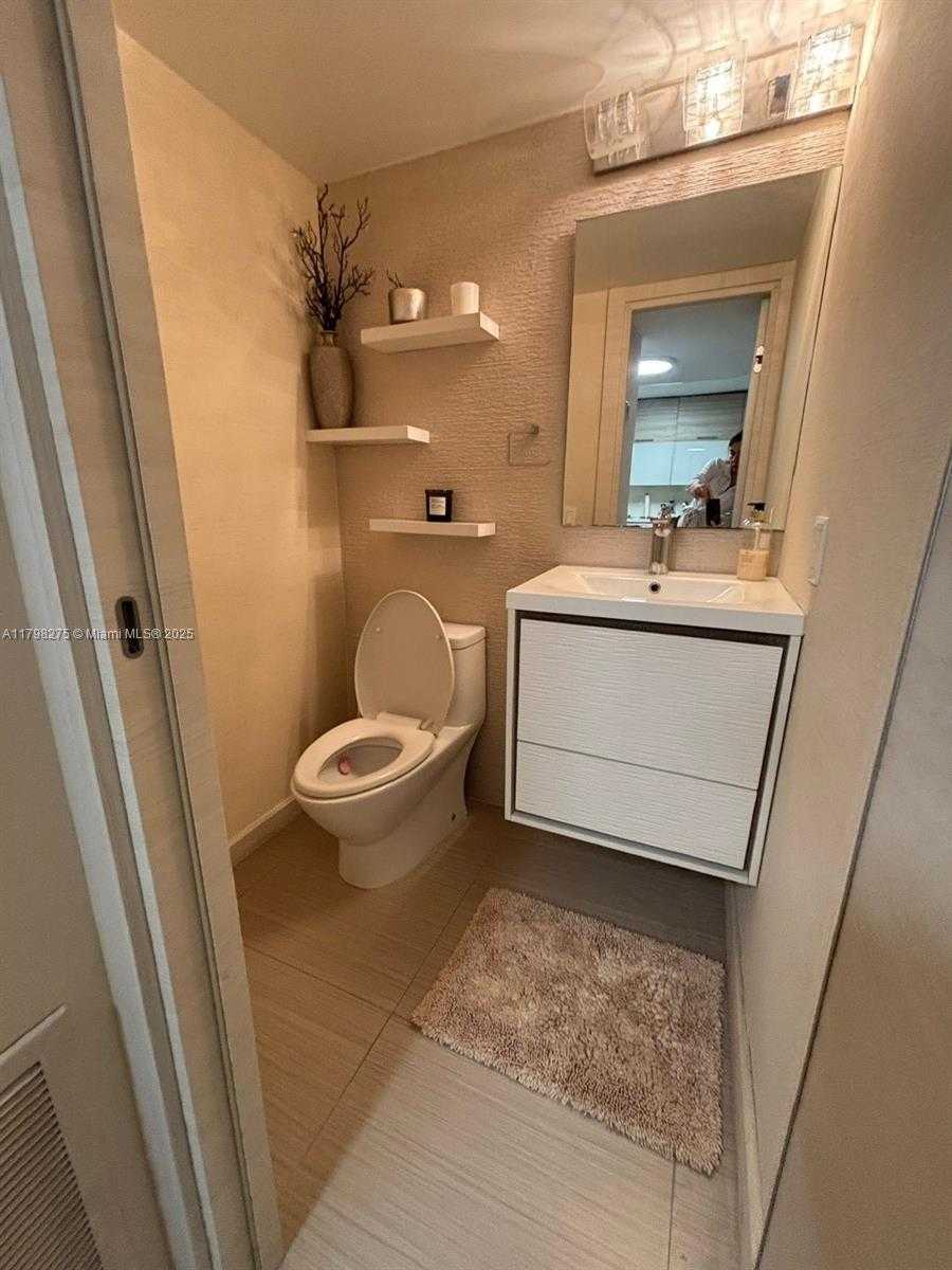Small Image of 1825 SOUTH OCEAN DR #513, Hallandale Beach Number 18