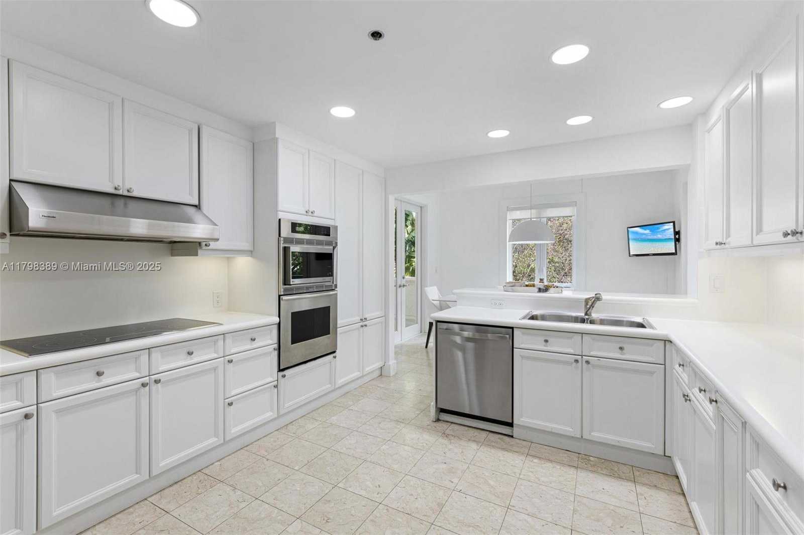 Small Image of 2021 FISHER ISLAND DR #2021, Miami Beach Number 14