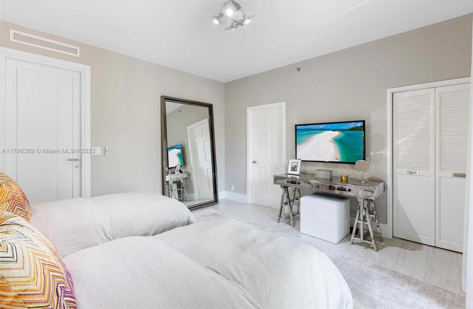 Small Image of 2021 FISHER ISLAND DR #2021, Miami Beach Number 21