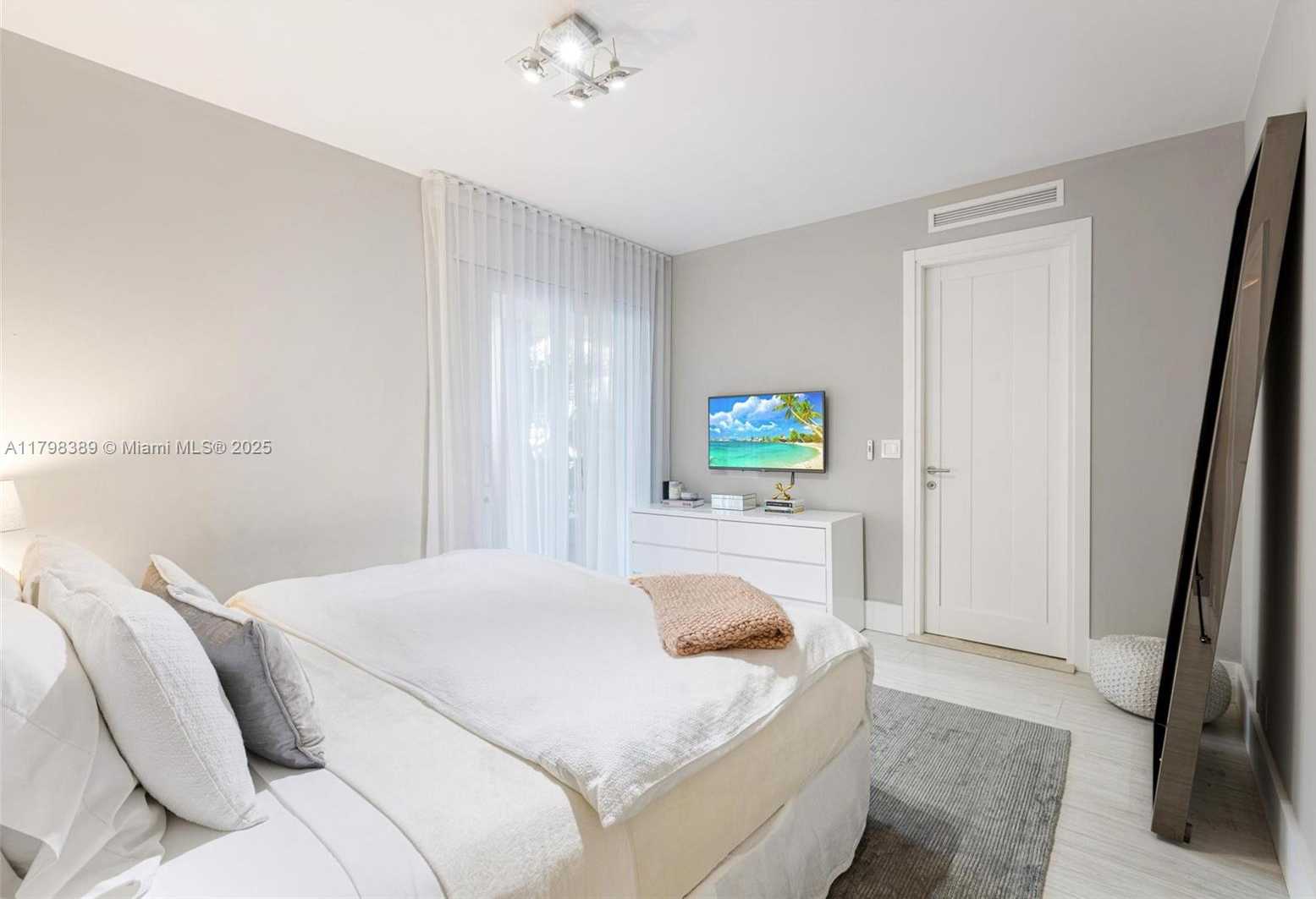 Small Image of 2021 FISHER ISLAND DR #2021, Miami Beach Number 22