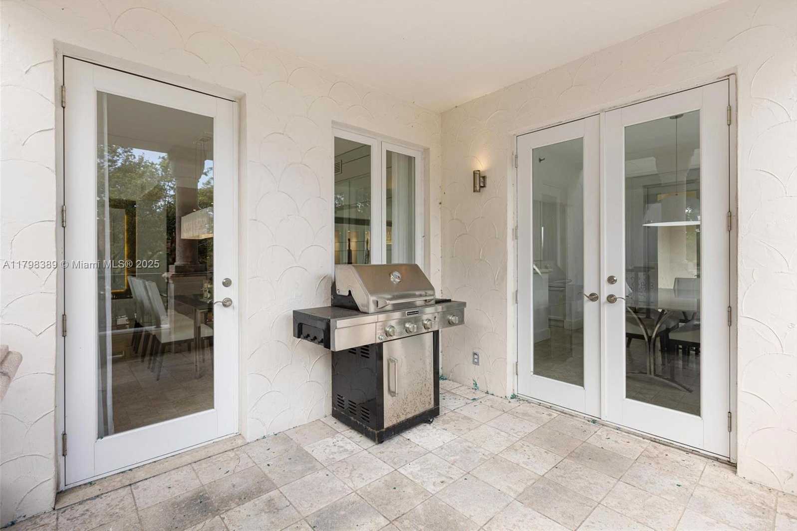 Small Image of 2021 FISHER ISLAND DR #2021, Miami Beach Number 23