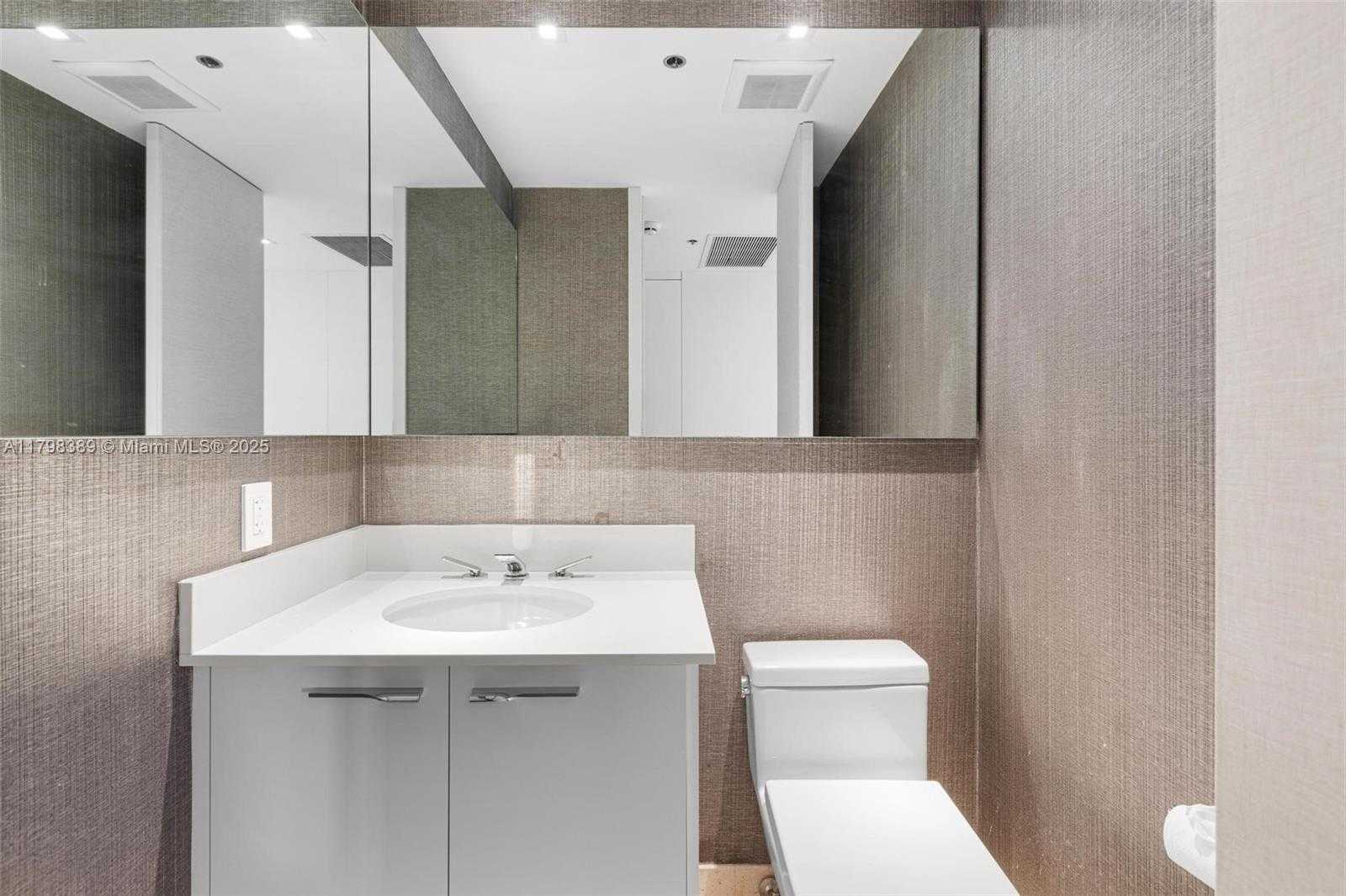 Small Image of 2021 FISHER ISLAND DR #2021, Miami Beach Number 25