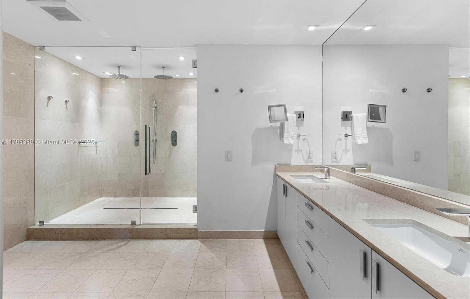 Small Image of 2021 FISHER ISLAND DR #2021, Miami Beach Number 26