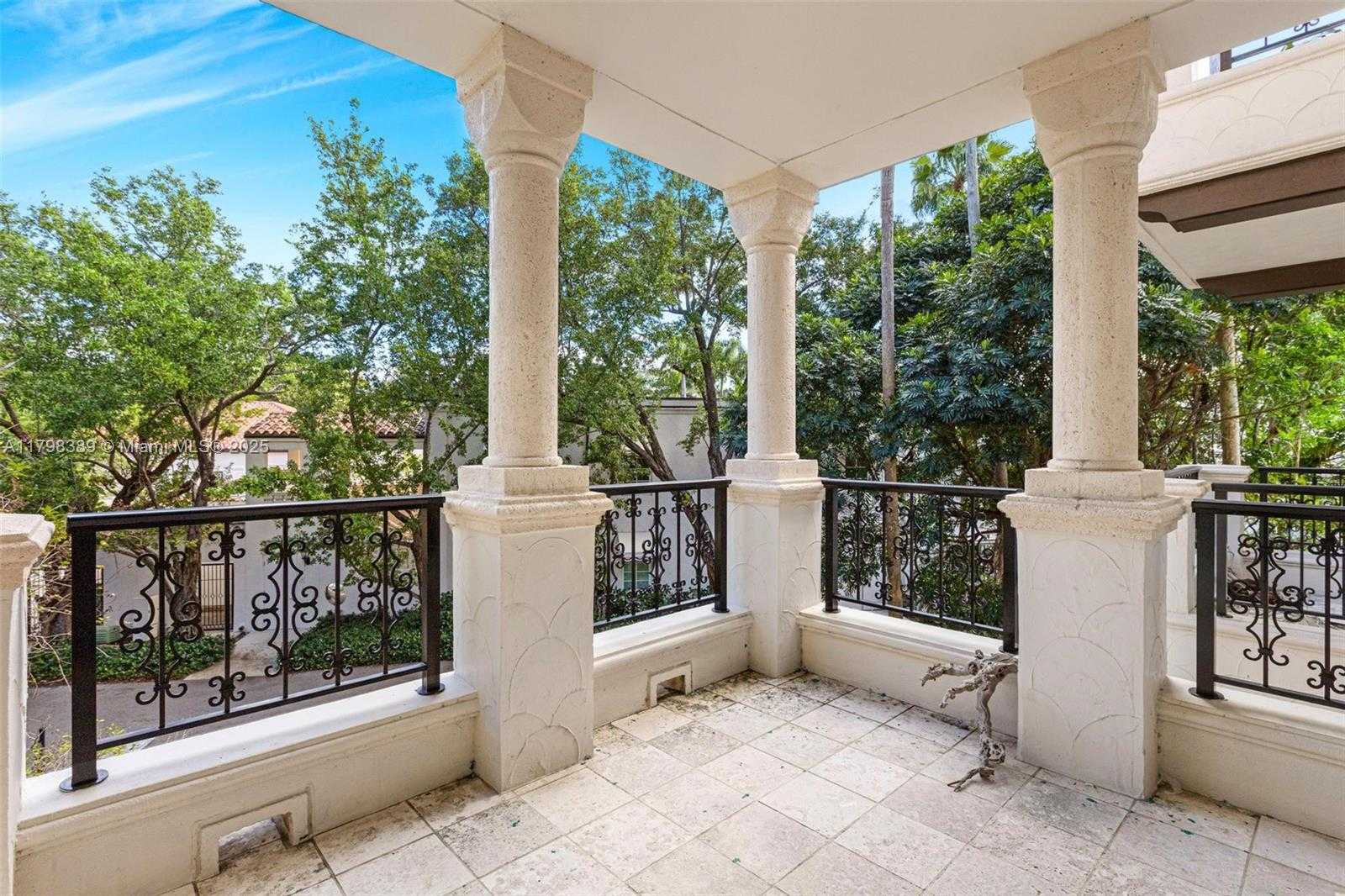Small Image of 2021 FISHER ISLAND DR #2021, Miami Beach Number 29