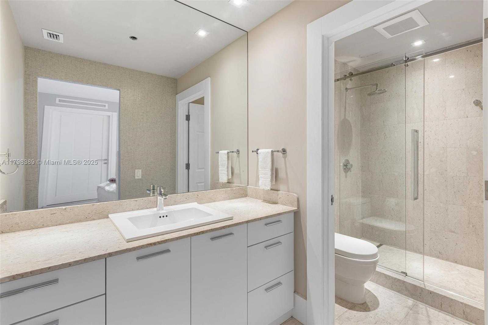 Small Image of 2021 FISHER ISLAND DR #2021, Miami Beach Number 30