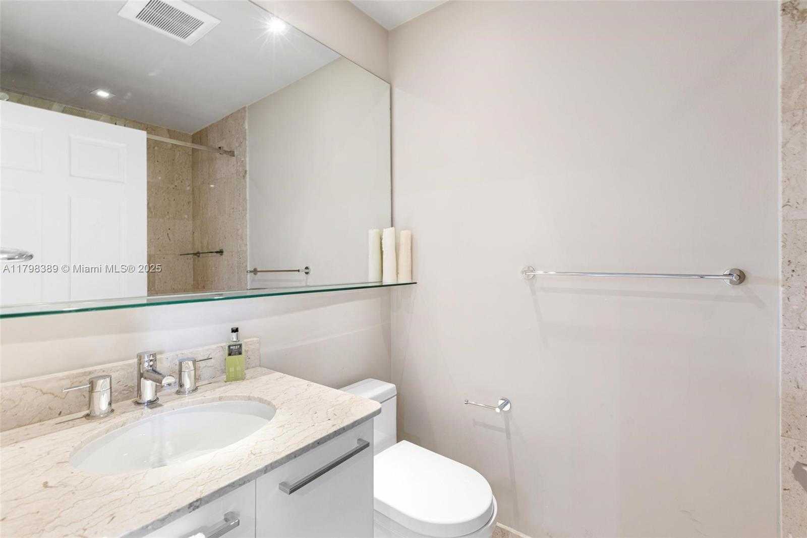 Small Image of 2021 FISHER ISLAND DR #2021, Miami Beach Number 31