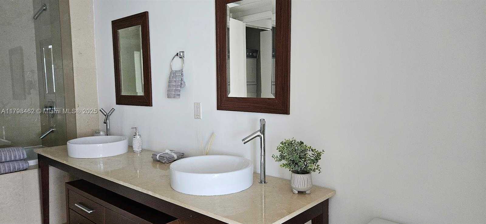 Small Image of 495 BRICKELL AVE #3009, Miami Number 12