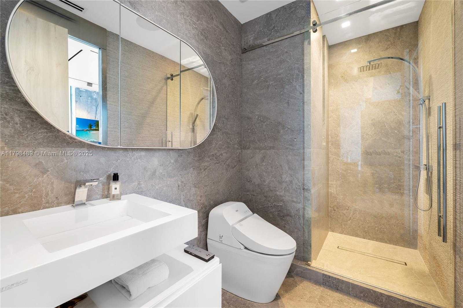 Small Image of 50 SOUTH POINTE DR #613, Miami Beach Number 10
