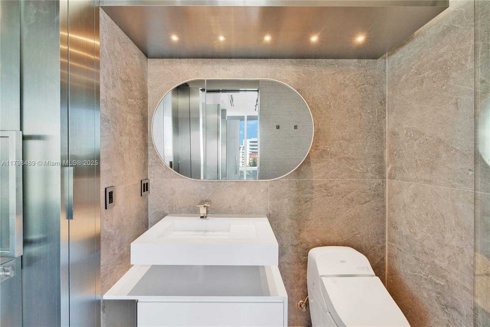 Small Image of 50 SOUTH POINTE DR #613, Miami Beach Number 11