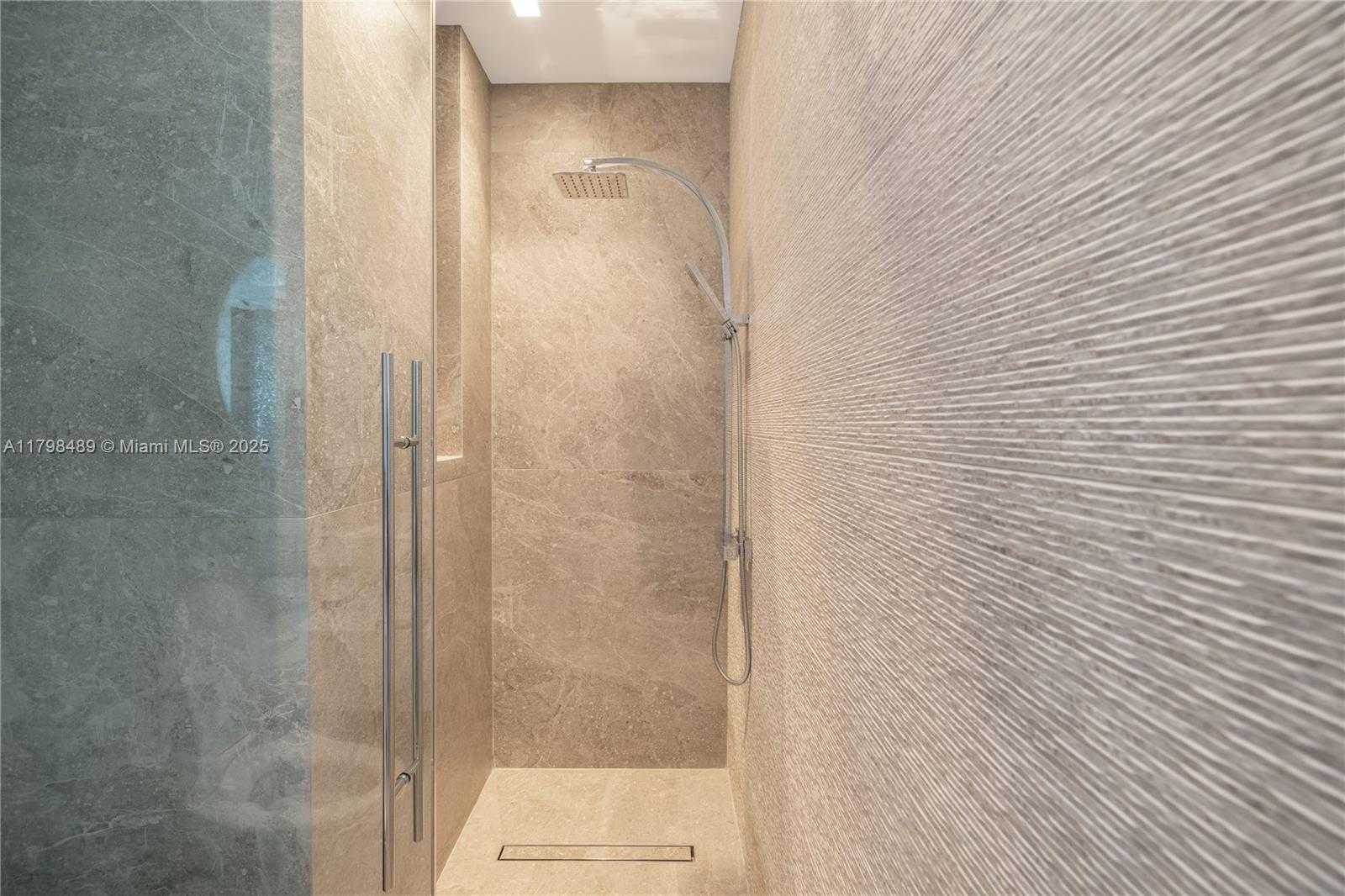 Small Image of 50 SOUTH POINTE DR #613, Miami Beach Number 12