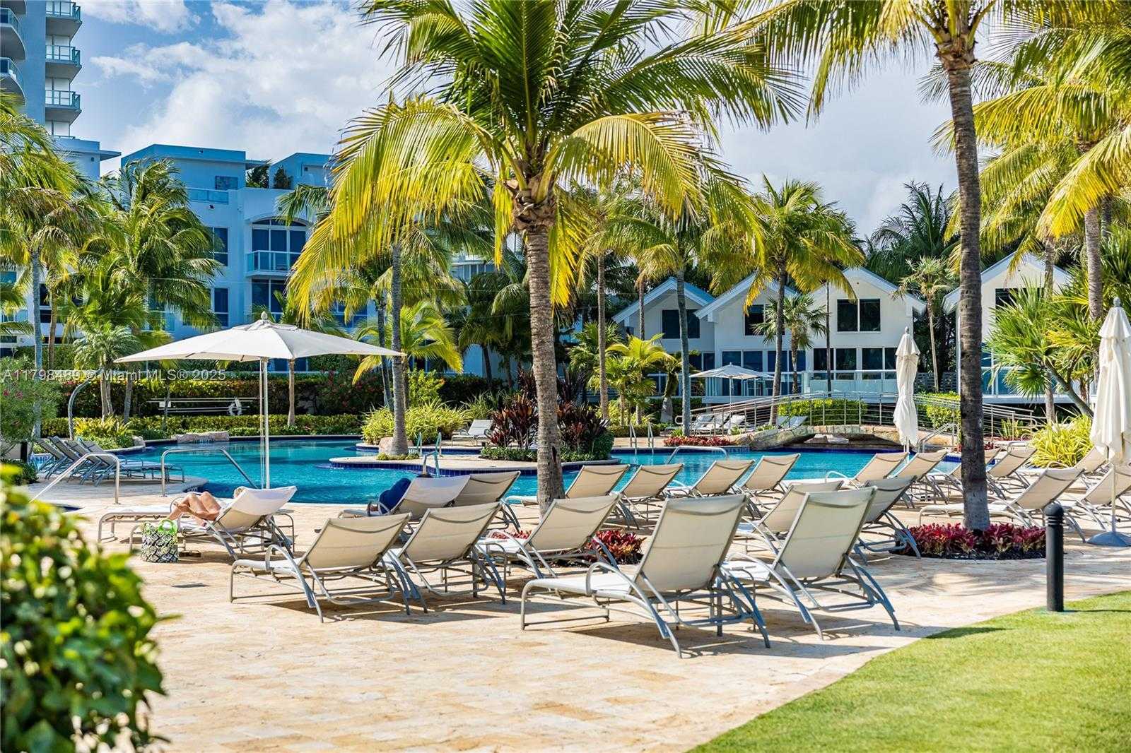 Small Image of 50 SOUTH POINTE DR #613, Miami Beach Number 18
