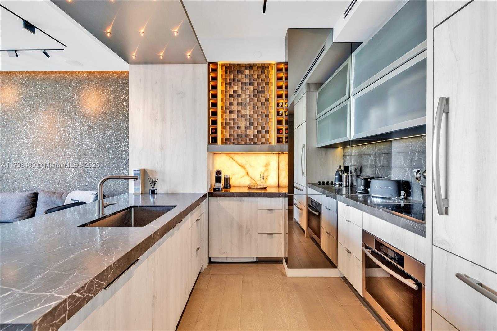 Small Image of 50 SOUTH POINTE DR #613, Miami Beach Number 3