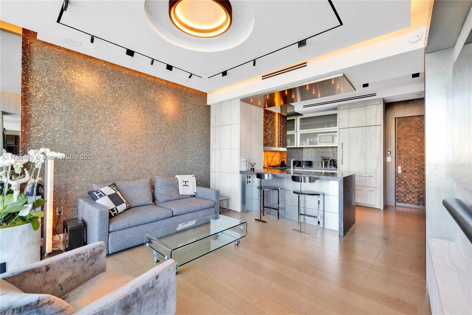 Small Image of 50 SOUTH POINTE DR #613, Miami Beach Number 4