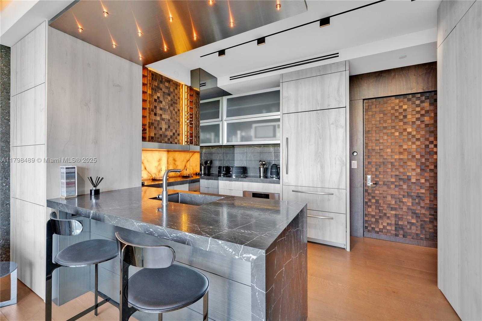 Small Image of 50 SOUTH POINTE DR #613, Miami Beach Number 5
