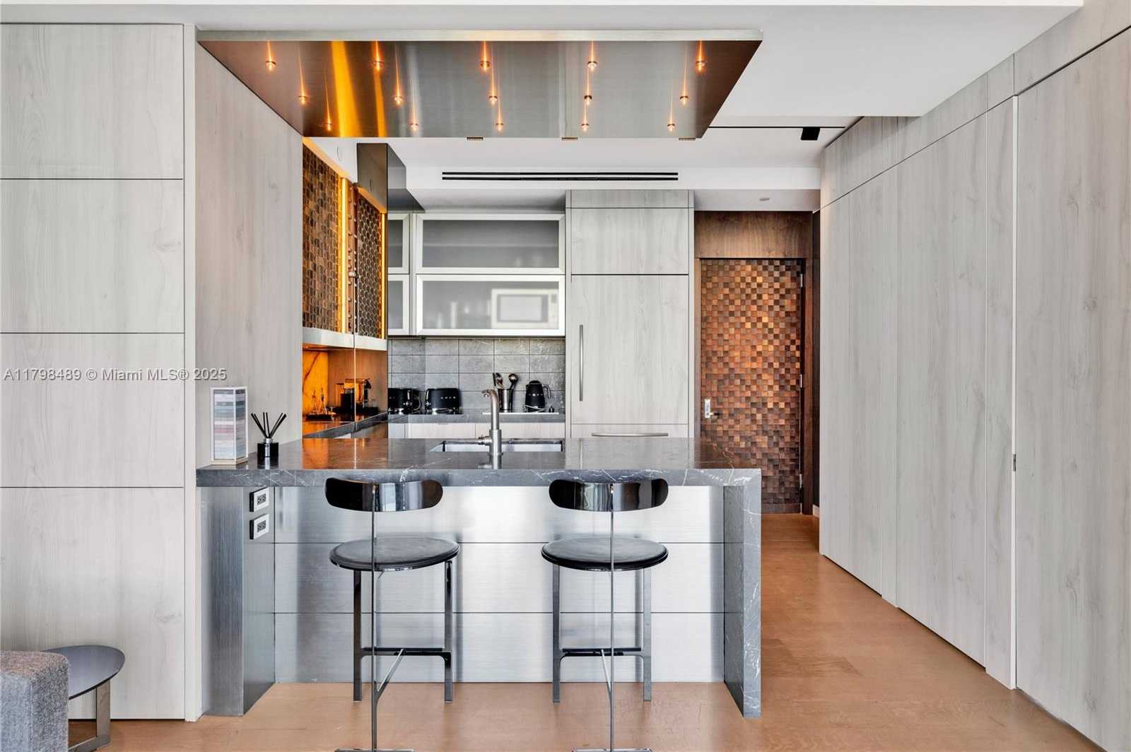 Small Image of 50 SOUTH POINTE DR #613, Miami Beach Number 6