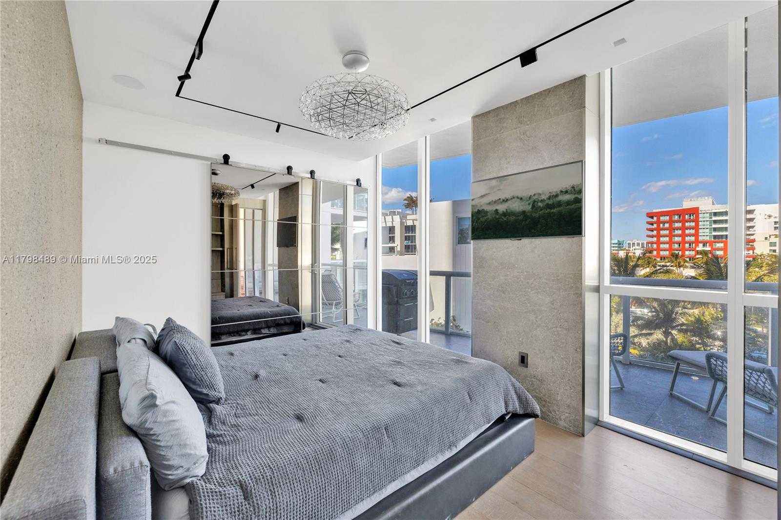 Small Image of 50 SOUTH POINTE DR #613, Miami Beach Number 7