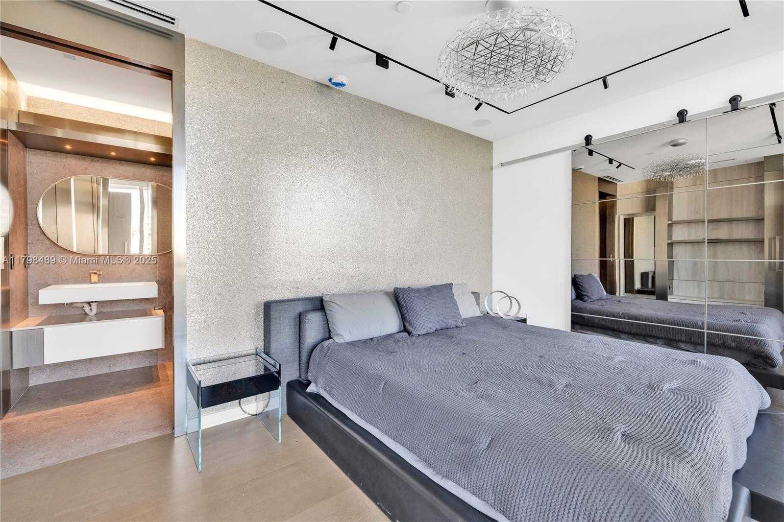 Small Image of 50 SOUTH POINTE DR #613, Miami Beach Number 9