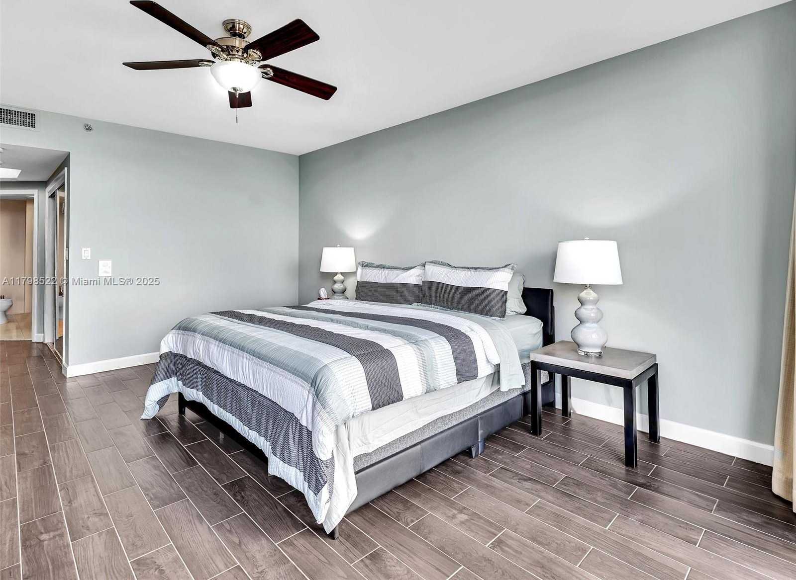 Small Image of 2000 ISLAND BLVD #1203, Aventura Number 16