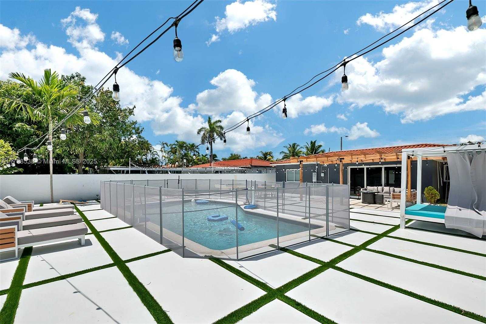 Small Image of 301 SOUTH WEST 30TH CT, Miami Number 27