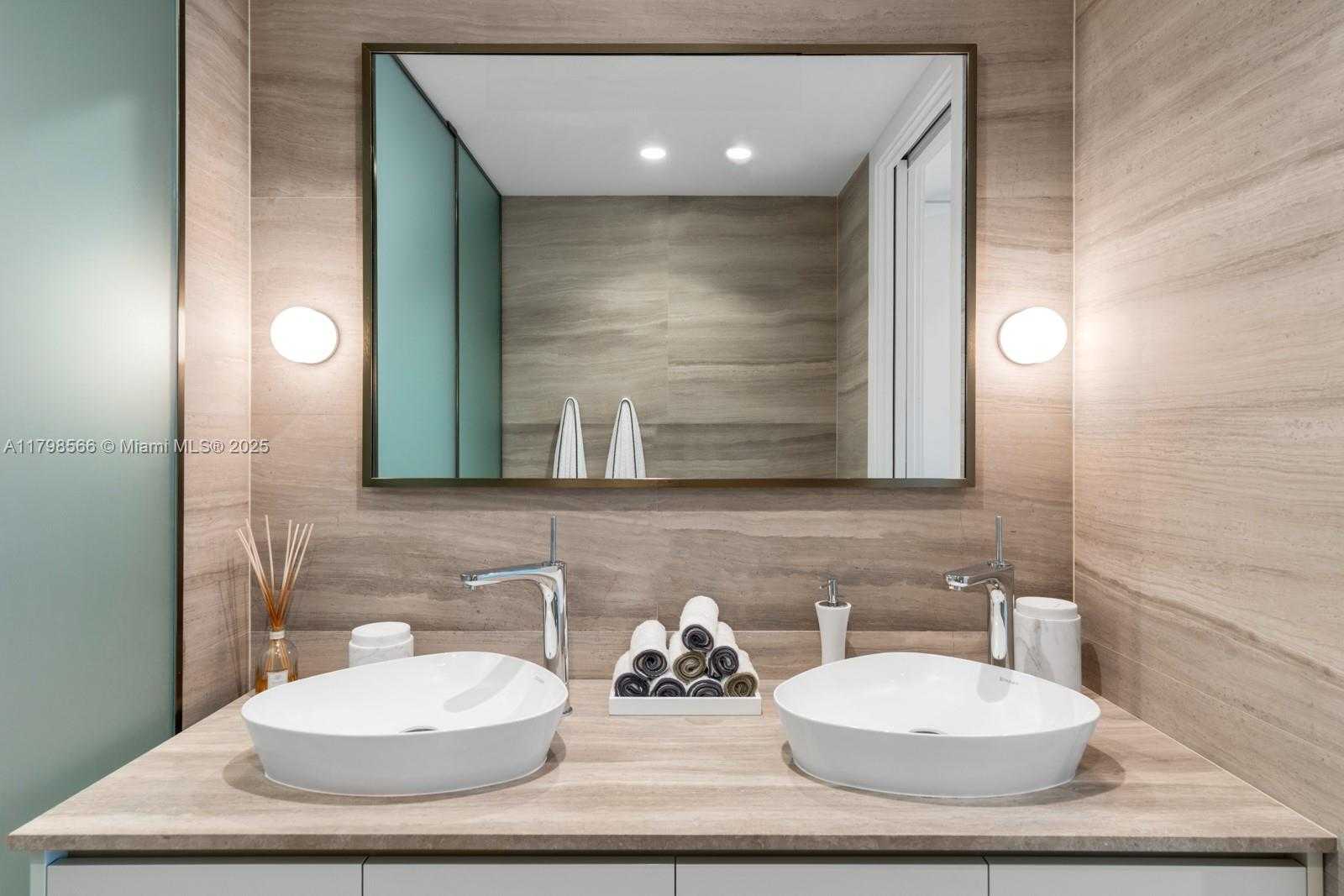 Small Image of 5775 COLLINS AVE #1005, Miami Beach Number 12