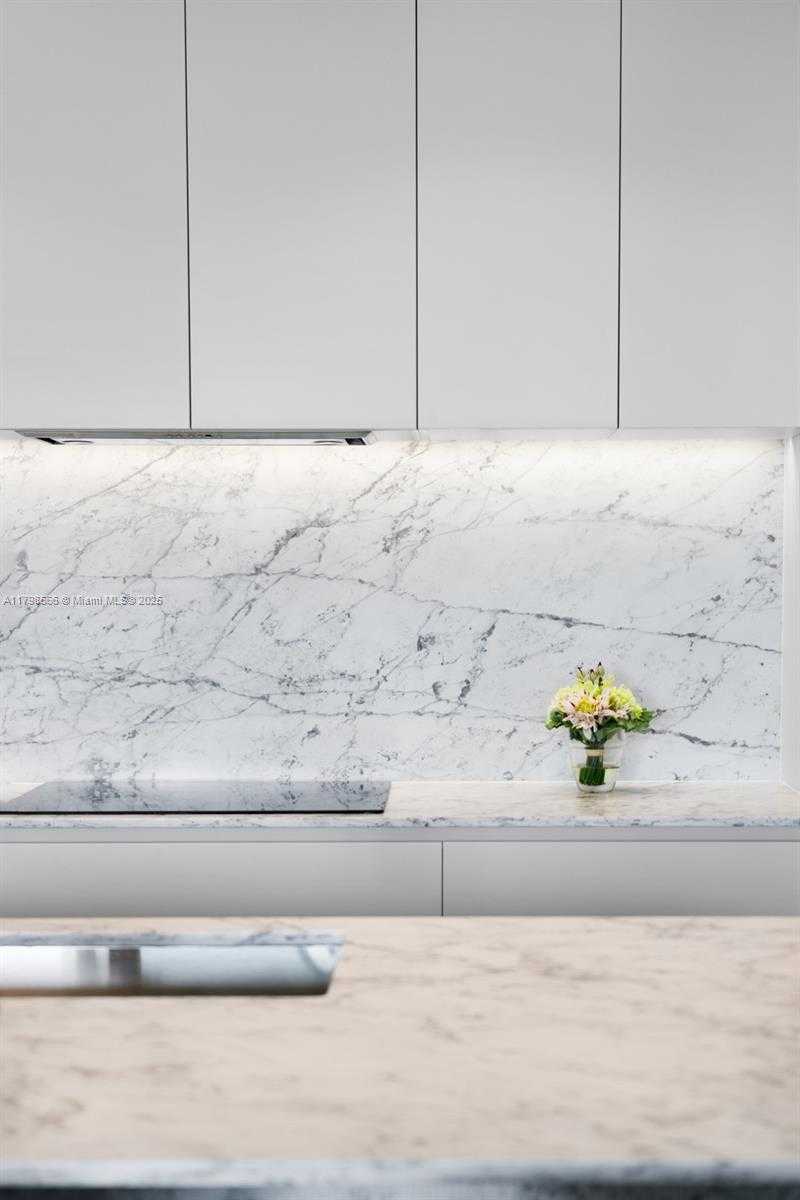 Small Image of 5775 COLLINS AVE #1005, Miami Beach Number 21