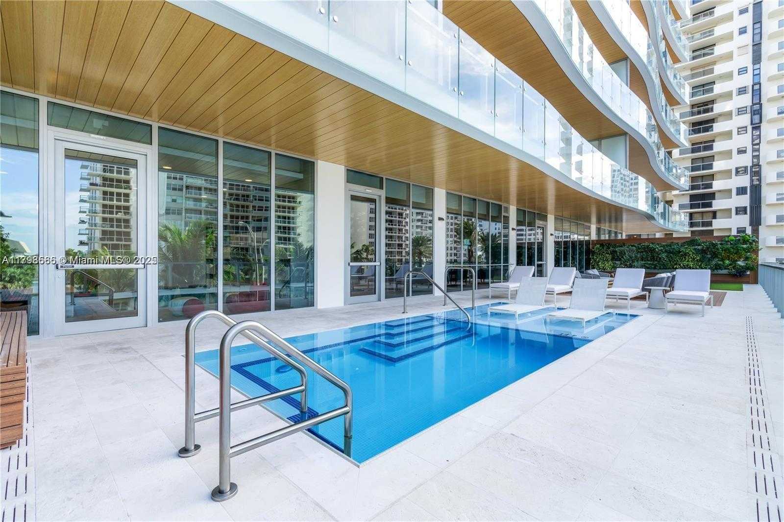 Small Image of 5775 COLLINS AVE #1005, Miami Beach Number 30