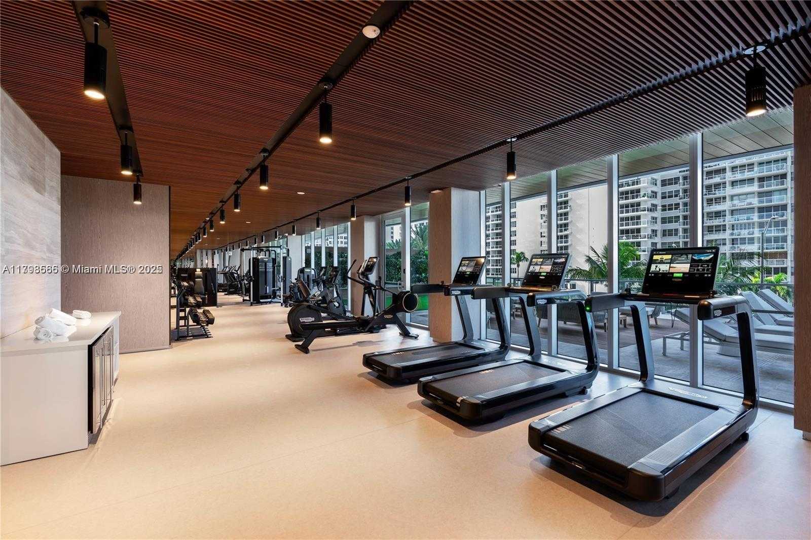 Small Image of 5775 COLLINS AVE #1005, Miami Beach Number 32